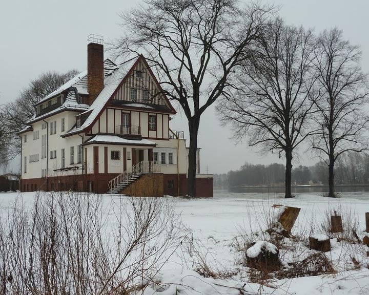 Villa am See - Klubhaus & Hafen